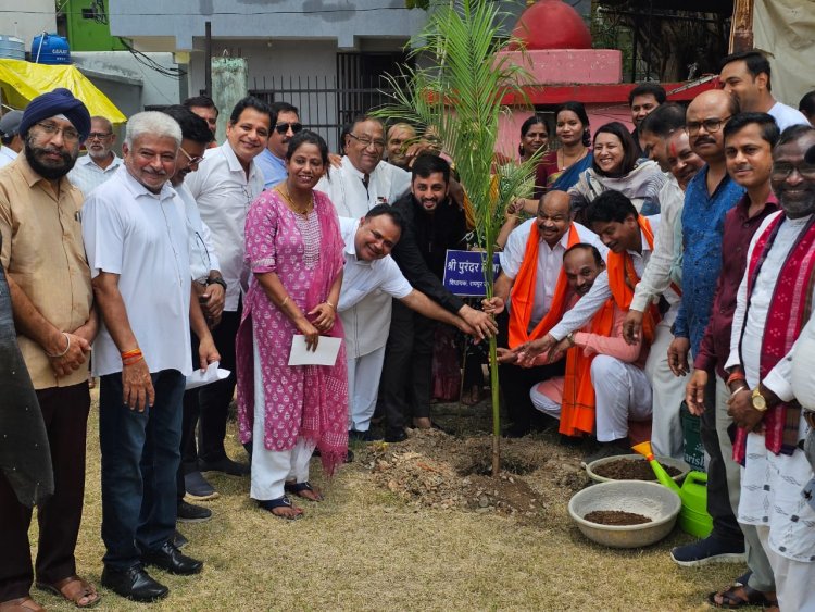विधायक  मिश्रा , सभापति राठौड़, पर्यावरण विभाग अध्यक्ष भोलाराम साहू, पार्षदों ने नागरिकों सहित   एक पेड़ माँ के नाम रोपित कर देवेन्द्र नगर सेक्टर -3 उद्यान को हरा - भरा बनाया