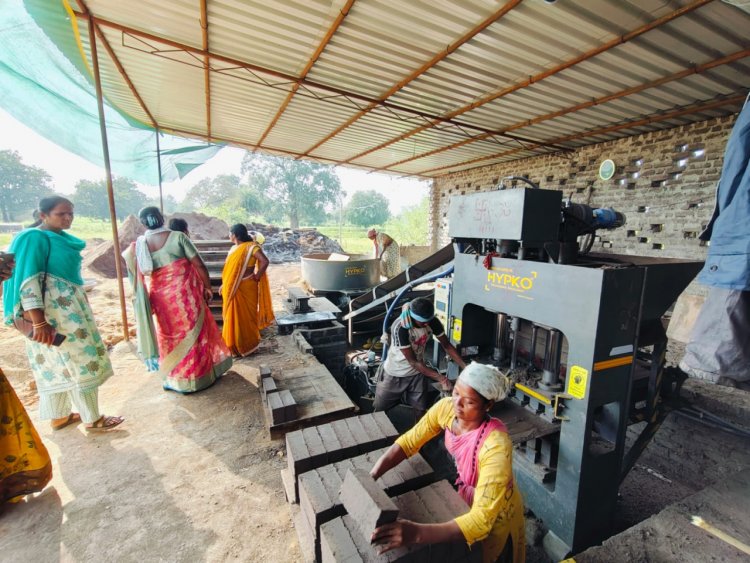 स्व सहायता समूह की दीदी आजीविका मूलक गतिविधियों से जुड़कर बनी आत्मनिर्भर