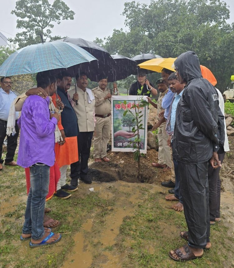 वनमंत्री केदार कश्यप ग्राम पंचायत नवा रतेंगा व घोटिया में आयोजित लोकार्पण,भूमिपूजन और एक पेड़ माँ के नाम कार्यक्रम में हुए शामिल