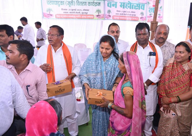 मंत्री  राजवाड़े ने चरण पादुका का किया वितरण सूरजपुर जिले में 61,413 महिला संग्राहकों को मिलेगी चरण पादुका  