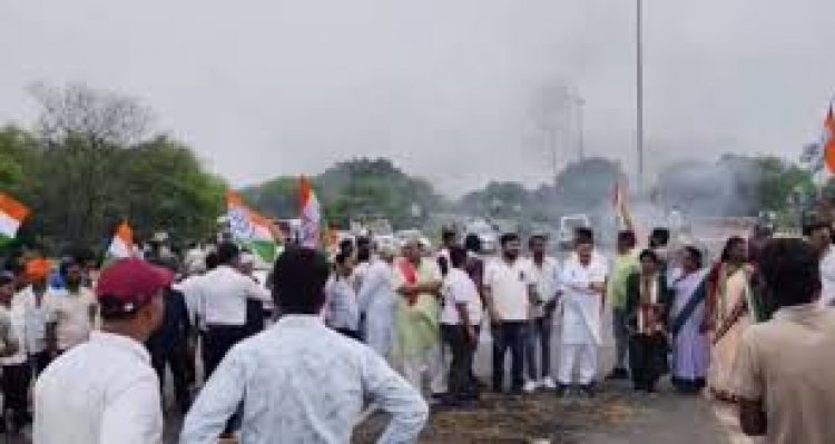 NH-353 और 53 पर कांग्रेस का चक्काजाम – दो घंटे जाम में फंसे आमजन