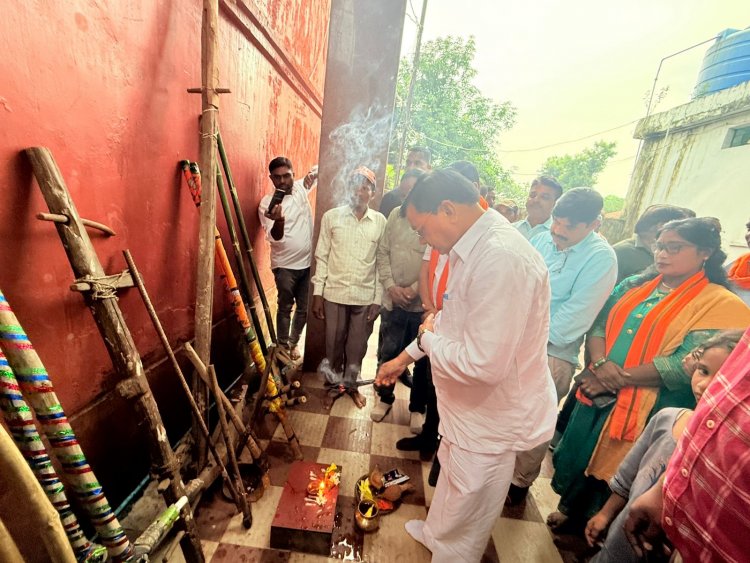 हरेली पर्व के रंग में रंगे उद्योग मंत्री लखन लाल देवांगन, गेड़ी चढ़े, पारंपरिक खेलों में हुए शामिल