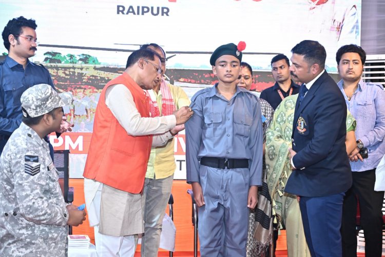 छत्तीसगढ़ के इस जिले में शुरू हुई एनसीसी एयर स्क्वाड्रन, मुख्यमंत्री साय ने 25 मेधावी छात्रों को पहनाया कैडेट बैच…