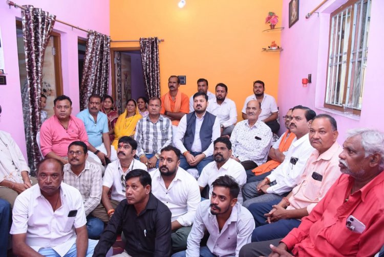 ग्राम चरौदा में अनुज ने ग्रामीण के साथ सुनी प्रधानमंत्री श्री मोदी  का 124वां ‘मन की बात’