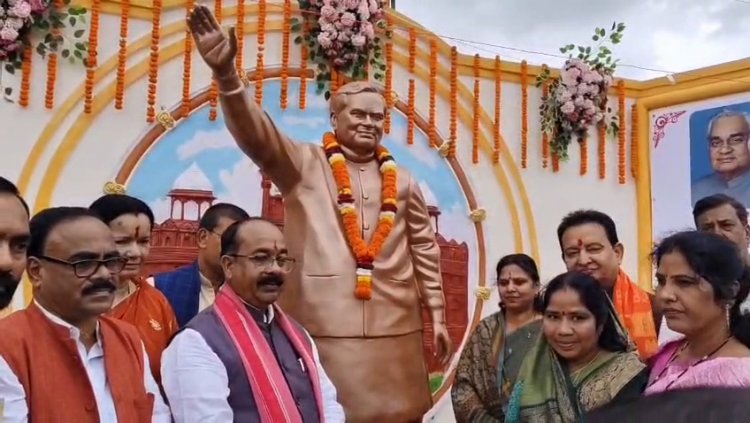 उपमुख्यमंत्री  अरुण साव ने किया अटल जी की आदमकद प्रतिमा का अनावरण, व्यक्तित्व को बताया युगद्रष्टा