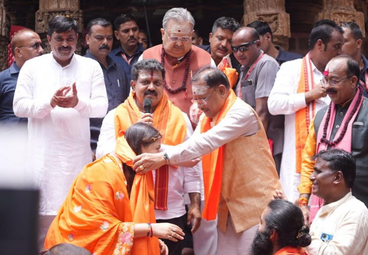 मुख्यमंत्री ने पंडरिया विधायक श्रीमती भावना बोहरा को भगवा वस्त्र और श्रीफल भेंट कर सम्मानित किया।