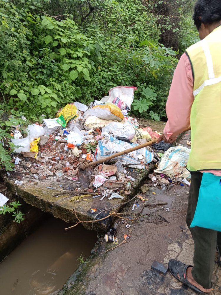 गन्दगी फैलाने पर 4 डेयरी संचालकों को कड़ी चेतावनी देकर कुल 4500 रूपये ई जुर्माना किया