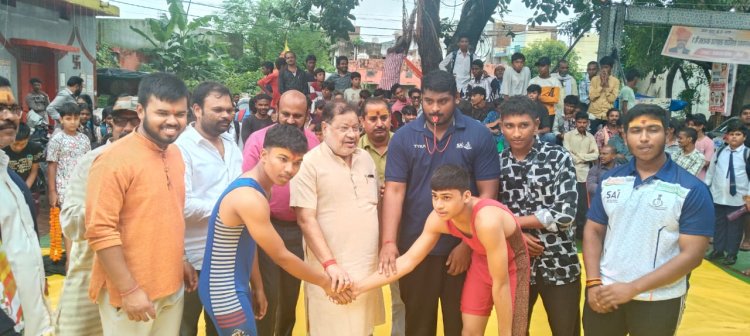 विधायक सुनील सोनी ने किया कुश्ती प्रतियोगिता का उ‌द्घाटन नागपंचमी पर माँ दंतेवश्वरी व्यायाम शाला के तत्वाधान में कुश्ती का आयोजन