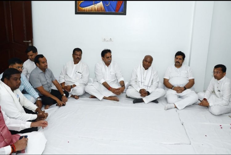 प्रदेश अध्यक्ष  किरण देव सहित भाजपा नेताओं ने दी श्रद्धांजलि