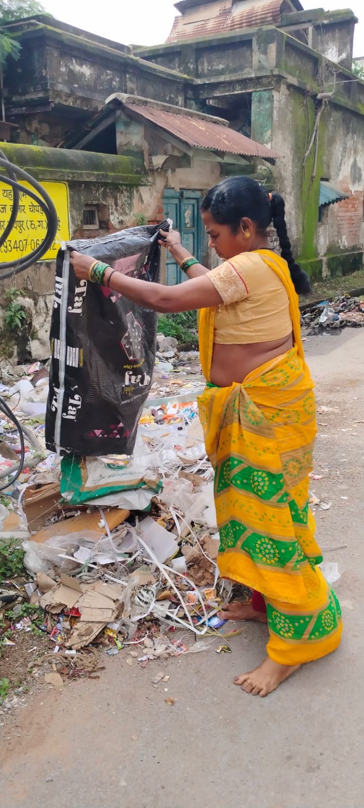 निगम जोन 2 स्वास्थ्य विभाग ने गन्दगी फैलाने पर 17 दुकान संचालकों पर किया 10900 रूपये ई जुर्माना, सिंगल यूज प्लास्टिक जप्त किया