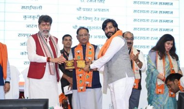 मुख्यमंत्री निवास में आयोजित उत्कृष्ट सदस्यता सम्मान समारोह में आरंग विधायक गुरु खुशवंत साहेब जी को सदस्यता रत्न सम्मान से नवाजा गया