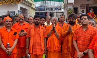 पूर्व विधानसभा अध्यक्ष धरमलाल कौशिक अपने धार्मिक यात्रा के द्वितीय चरण में बाबा बैद्यनाथ एवं बाबा वासुकीनाथ के दर्शन कर विधिवित रूप से की पूजा अर्चना।