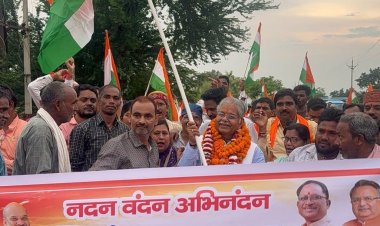 पूर्व विधानसभा अध्यक्ष धरमलाल कौशिक के नेतृत्त्व में ग्राम धमनी से निकली तिरंगा यात्रा