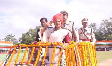 महिला बाल विकास मंत्री श्रीमती लक्ष्मी राजवाड़े ने ध्वजारोहण  कर ली परेड की सलामी