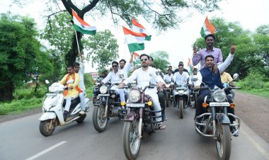 जो भरा नहीं है भावों से, जिसमें बहती रसधार नहीं वो हृदय नहीं एक पत्थर है, जिसमें स्वदेश का प्यार नहीं'