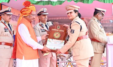 स्वतंत्रता दिवस समारोह: मुख्यमंत्री ने 35 पुलिस अधिकारियों एवं जवानों को पुलिस पदकों से किया सम्मानित