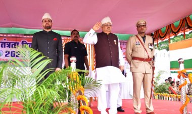 विधानसभा अध्यक्ष डॉ. रमन सिंह ने ध्वजारोहण कर परेड की सलामी ली