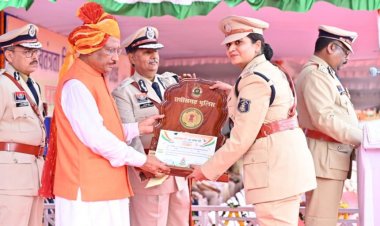 Independence Day : सीएम साय ने 35 पुलिस अधिकारियों और जवानों को पुलिस पदकों से किया सम्मानित
