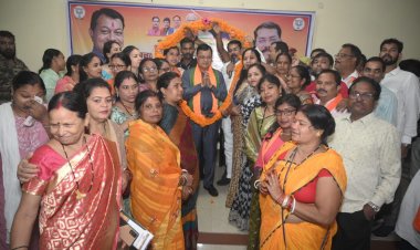 कैबिनेट मंत्री  लखन लाल देवांगन का जोरदार स्वागत, टीपी नगर में जमकर आतिशबाजी, महामाला से जगह-जगह आत्मीय अभिनंदन