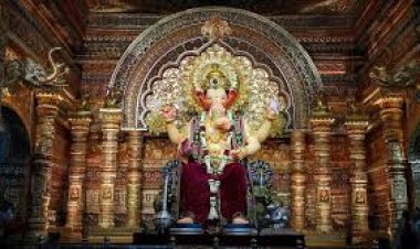 गणेश चतुर्थी के मौके पर विश्व प्रसिद्ध लालबागचा राजा की पहली झलक सामने आई है। आइए इसके इतिहास के बारे में जानते हैं।