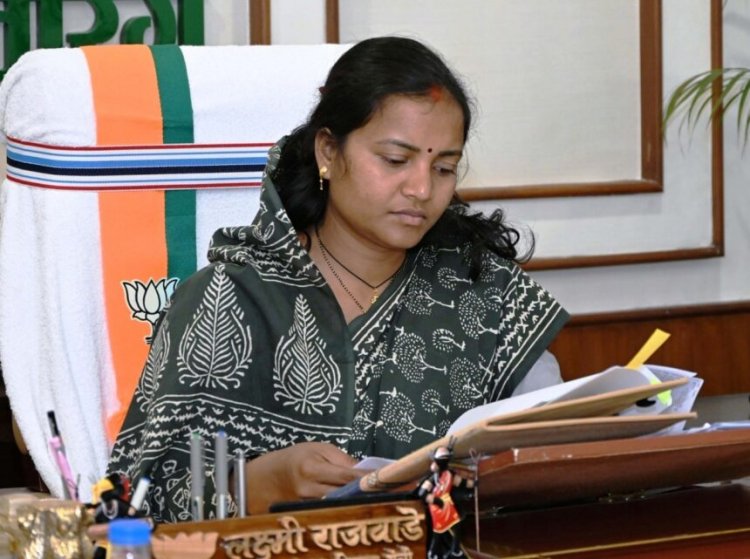 जब रास्ते में मिला घायल, तो कैबिनेट मंत्री लक्ष्मी राजवाड़े ने रोक दिया काफिला, खुद की गाड़ी से भिजवाया अस्पताल