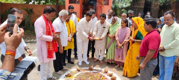 ग्रामीण विधायक मोतीलाल साहू ने वार्ड 51 पार्षद रेणु जयंत साहू सहित संकल्प सोसायटी फेस 2 में 7 लाख 76 हजार रूपये में पेवर लगाने हेतु किया भूमिपूजन