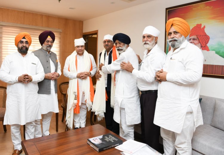 सांसद बृजमोहन अग्रवाल के नेतृत्व में रेल मंत्री अश्विनी वैष्णव से मिले सिख समाज के लोग  श्री गुरु तेग बहादुर जी के 350वें शहीदी पर्व पर रायपुर से विशेष ट्रेन की चलाने की मांग