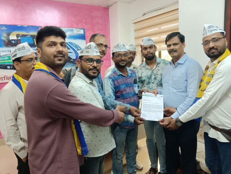 यात्री ट्रेनें रद्द करने पर आम आदमी पार्टी ने SECR रेलवे को सौंपा ज्ञापन