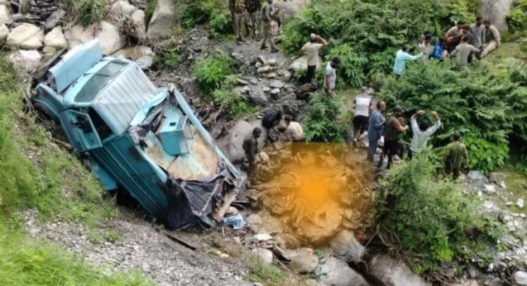 Breaking : 3 जवान शहीद; 200 फीट गहरी खाई में गिरी CRPF की गाड़ी, 10 घायल
