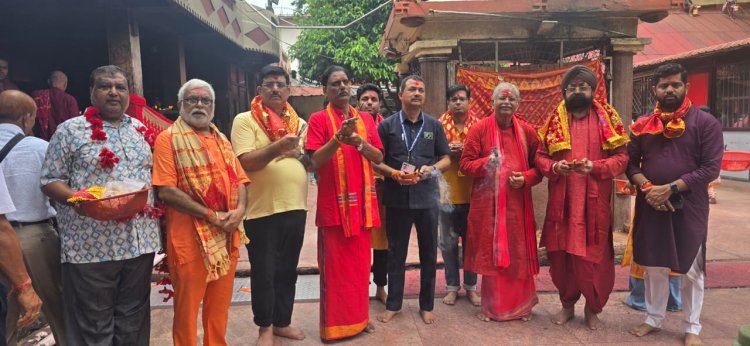 पूर्व विधानसभा अध्यक्ष धरमलाल कौशिक ने अपने धार्मिक यात्रा के अंतिम चरण में गुवाहाटी असम स्थित माँ कामाख्या देवी की दर्शन कर विधिवत रूप से कि पूजा अर्चना