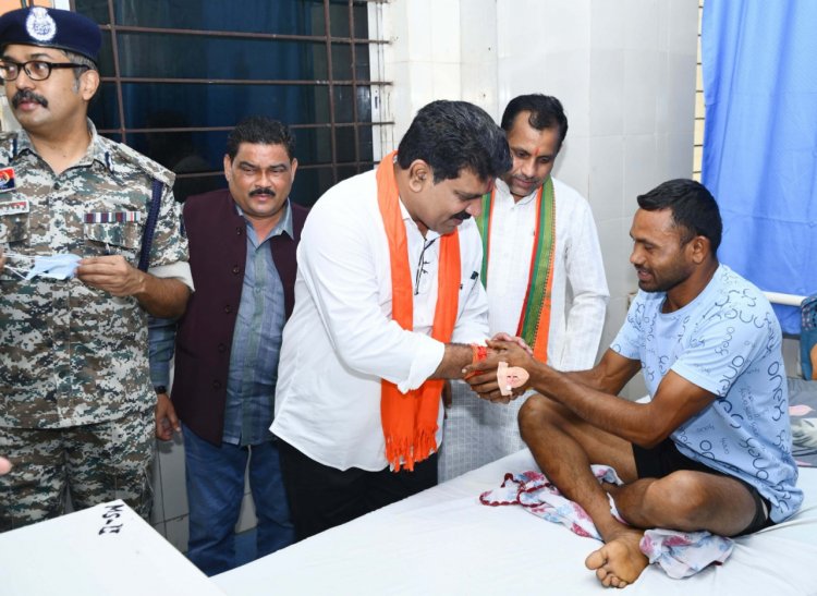 उपमुख्यमंत्री  विजय शर्मा ने मेडिकल कॉलेज हॉस्पिटल पहुंच आईडी ब्लास्ट में घायल ग्रामीण और भालू के हमले में घायल जवान से भेंटकर पूछा स्वास्थ्य का हाल