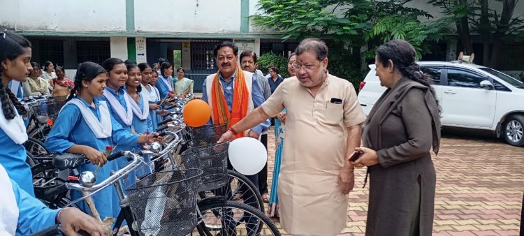 रायपुर दक्षिण विधायक सुनील सोनी पहुंचे संत कंवरराम कन्या विद्यालय, पार्षद एवं एमआईसी सदस्य अमर गिदवानी सहित छात्राओं को सरस्वती योजना में प्रदत्त की, साइकिलें,साइकिल पाकर छात्राओं के चेहरे खिले