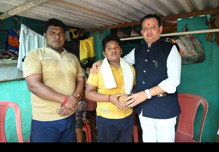 विधायक डॉ. सम्पत अग्रवाल ने स्व. सजनी पटेल के परिवार को दिया संबल,परिवार को गले लगाकर बंधाया ढाढस