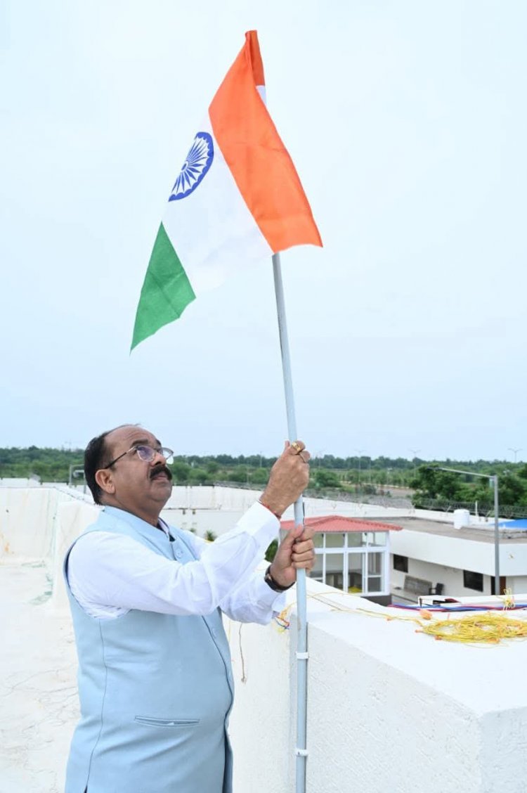  उप मुख्यमंत्री  अरुण साव ने 'हर घर तिरंगा' अभियान के तहत अपने निवास पर लगाया तिरंगा
