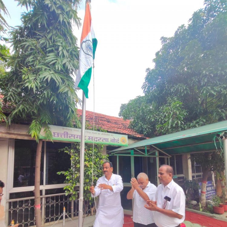 मदरसा बोर्ड सहित प्रदेश के मदरसों में किया गया ध्वजारोहण