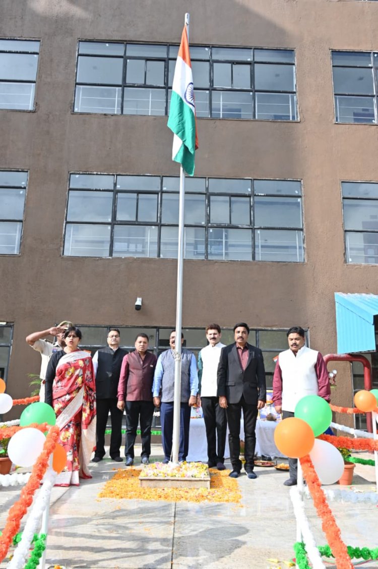 इंद्रावती भवन में आयुक्त स्वास्थ्य सेवाएं डा० प्रियंका शुक्ला ने ध्वजारोहण किया