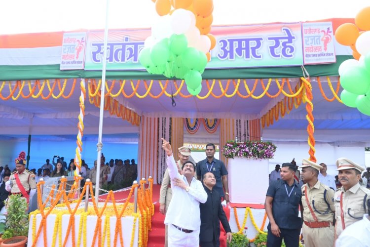 स्वतंत्रता दिवस पर मंत्री  दयालदास बघेल ने ध्वजारोहण कर परेड की सलामी ली
