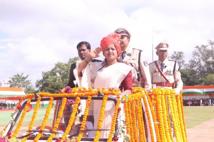 महिला बाल विकास मंत्री श्रीमती लक्ष्मी राजवाड़े ने ध्वजारोहण  कर ली परेड की सलामी