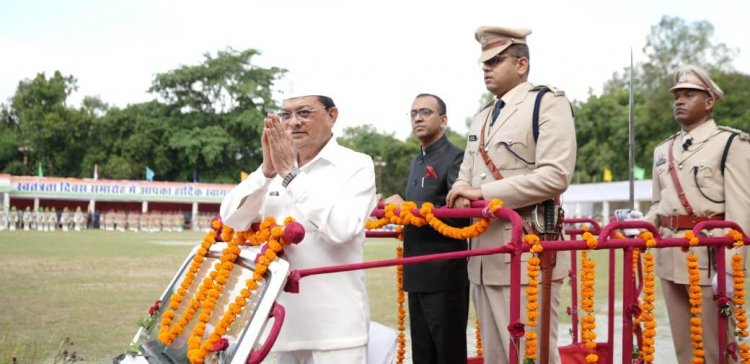 उद्योग मंत्री लखनलाल देवांगन ने ध्वजारोहण कर परेड की सलामी ली