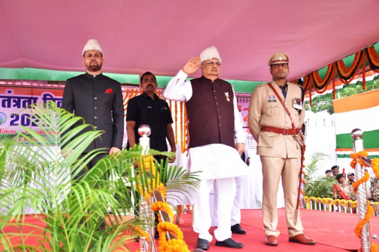 विधानसभा अध्यक्ष डॉ. रमन सिंह ने ध्वजारोहण कर परेड की सलामी ली