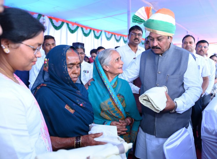 श्री विजय बघेल ने शहीद जवानों मिशा बंदियों के परिवारजनों को शॉल एवं श्रीफल भेंट कर सम्मानित किया।