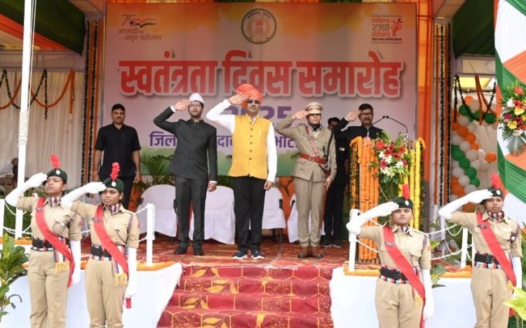 सांसद बृजमोहन अग्रवाल ने पण्डित चक्रपाणी शुक्ल हाई स्कूल मैदान में किया ध्वजारोहण