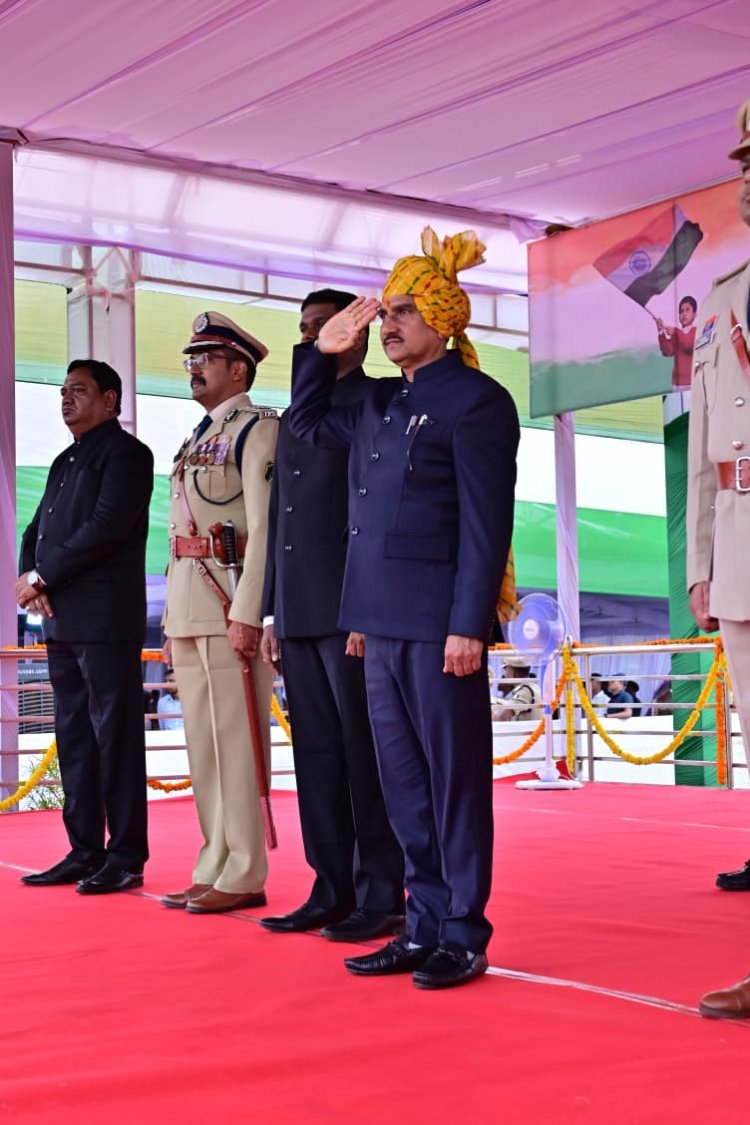 केंद्रीय राज्य मंत्री तोखन साहू ने बस्तर में फहराया तिरंगा, वीर सपूतों को दी श्रद्धांजलि