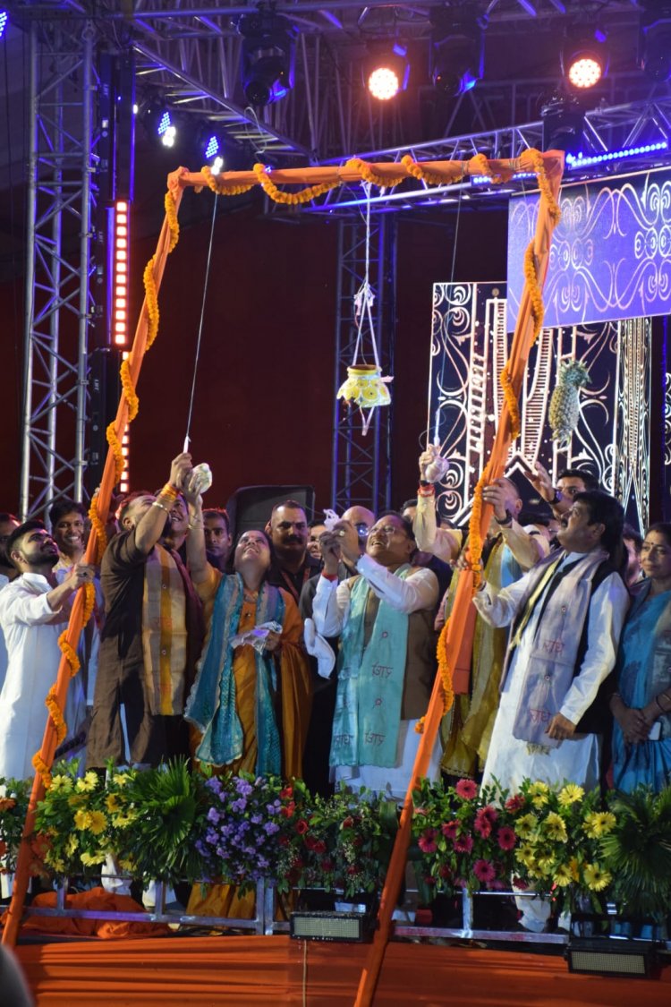 मुख्यमंत्री श्री साय ने निभाई दही-हांडी की परंपरा श्री साय ने इस भव्य आयोजन के सफल संचालन हेतु आयोजक बसंत अग्रवाल एवं उनकी टीम को हार्दिक बधाई दी