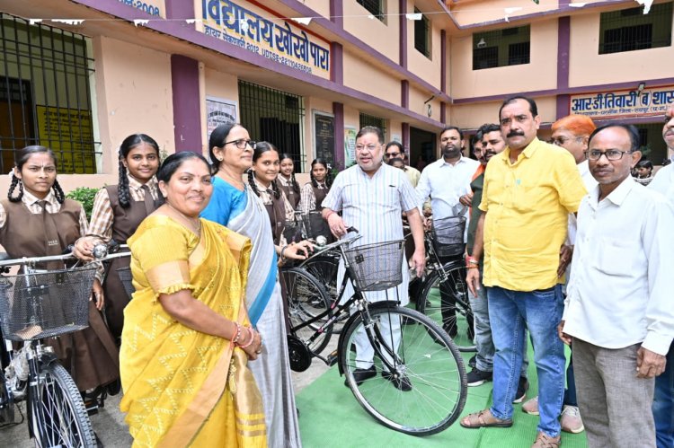 रायपुर दक्षिण विधायक सुनील सोनी ने खो-खो पारा स्कूल में 33 छात्राओं को सरस्वती सायकल योजना में सायकल प्रदत्त की