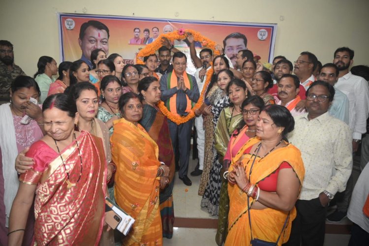 कैबिनेट मंत्री  लखन लाल देवांगन का जोरदार स्वागत, टीपी नगर में जमकर आतिशबाजी, महामाला से जगह-जगह आत्मीय अभिनंदन