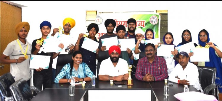 "गतका खेल के विजेता खिलाड़ियों ने अल्पसंख्यक आयोग के अध्यक्ष से की मुलाकात