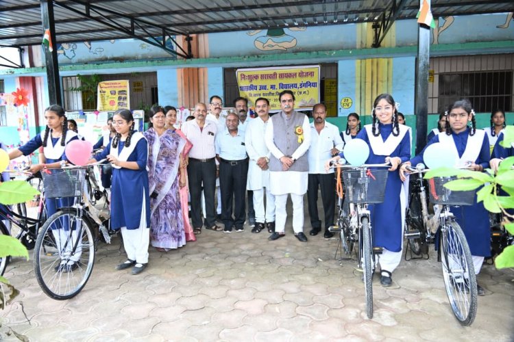 रायपुर पश्चिम विधायक  राजेश मूणत द्वारा छात्र-छात्राओं को साइकिल वितरण, मेधावी विद्यार्थियों को सम्मान एवं शालाओं के समग्र विकास का आह्वान