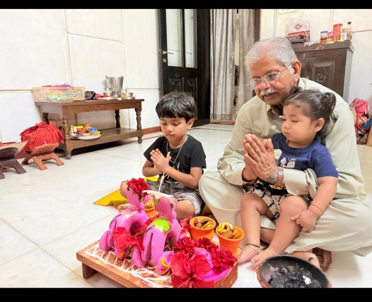 पोरा त्यौहार के अवसर पर कौशिक ने पोती-पोता के साथ शिव एवं नंदी- बैल का किया पूजा अर्चना