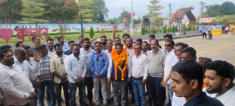 सांसद महेश कश्यप का एयरपोर्ट पर भव्य स्वागत,भाजपा कार्यकर्ताओ व जय झाड़ेश्वर समिति ने व्यक्त किया आभार